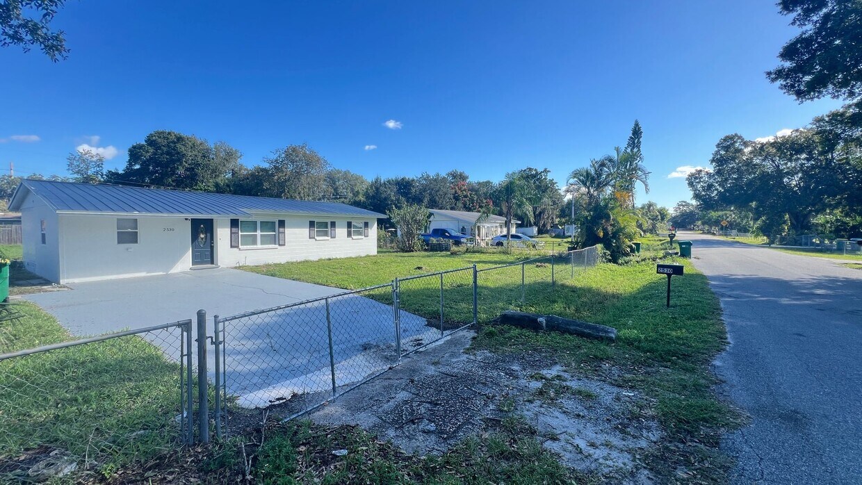 Primary Photo - Fully Remodeled Modern 4 Bedroom, 2 Bathro...