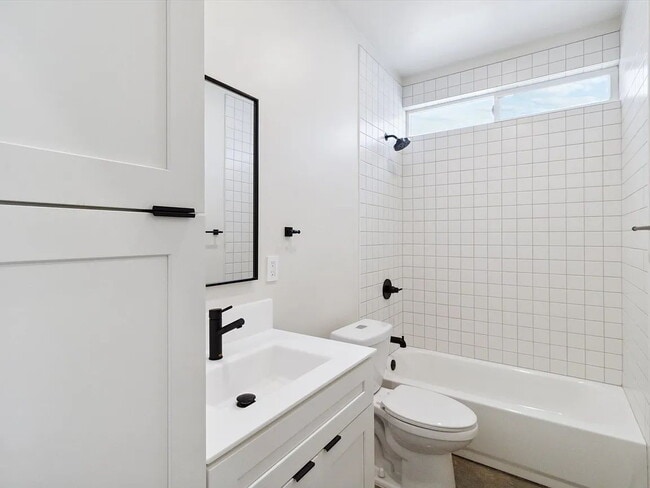 Building Photo - "Charming 1-Bedroom Oasis in Central Phoenix – Cozy 550 Sq Ft Retreat!"