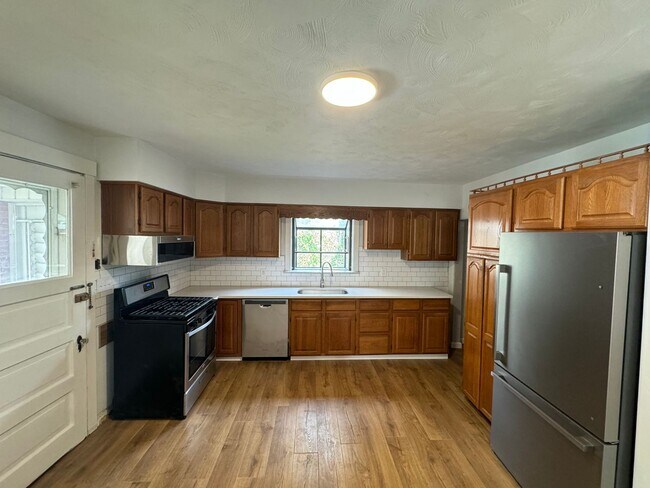 Building Photo - Spacious Retreat: Rent Your Newly Renovate...