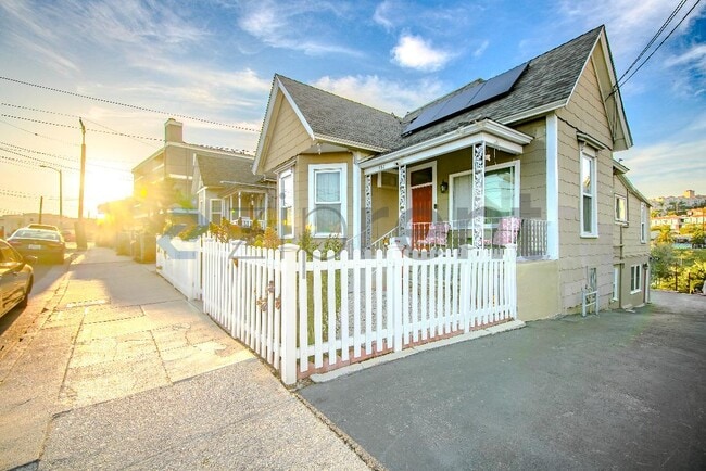 Building Photo - 839 N Bunker Hill Ave