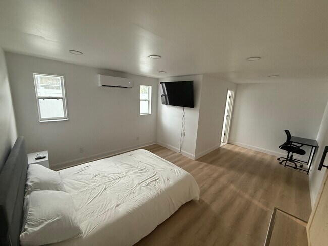 Foto del edificio - 1617 Crystal Ct W