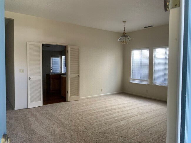 Foto del edificio - COMING SOON!!! Large 3 bedroom with an office in Elk Grove