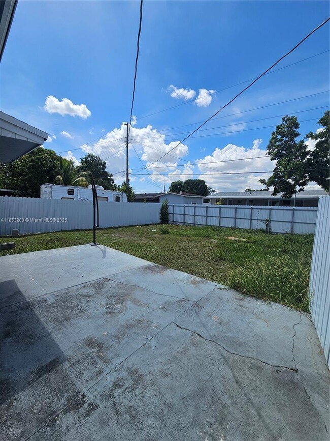 Foto del edificio - 4970 NW 182nd St