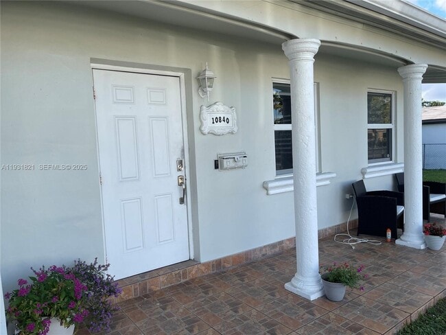 Building Photo - 10840 Westwood Lake Dr