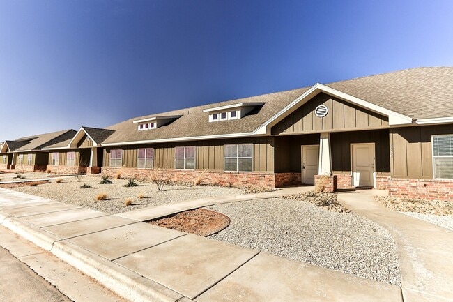 Building Photo - Beautiful Townhome