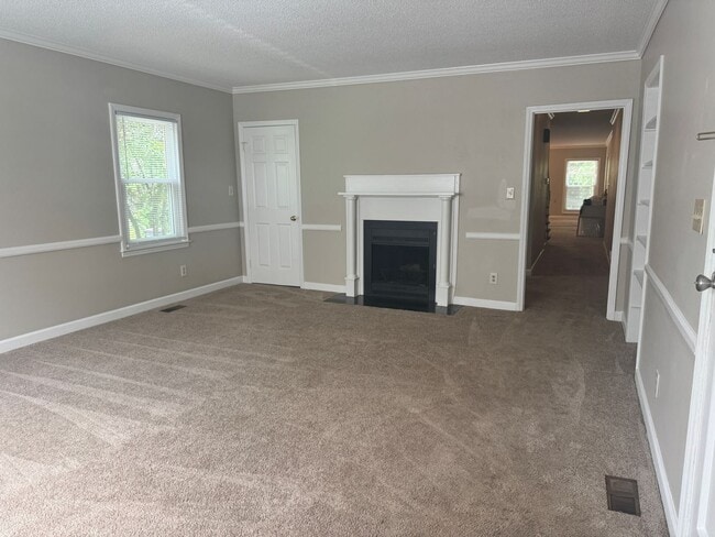 Building Photo - Spacious 3 bedroom apartment with Den and Huge Primary Suite