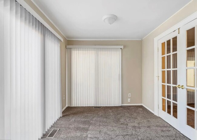 Building Photo - 15 Devon Pl