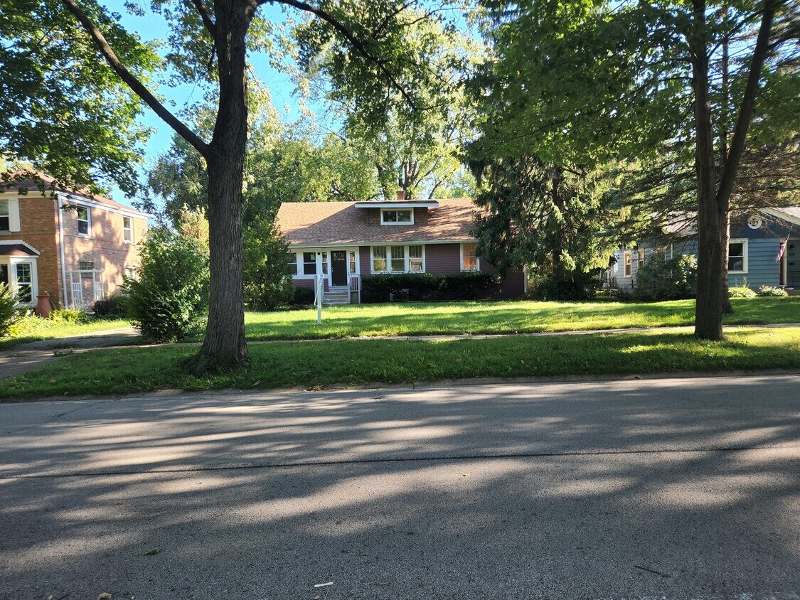 Foto principal - 627 E Prairie Ave