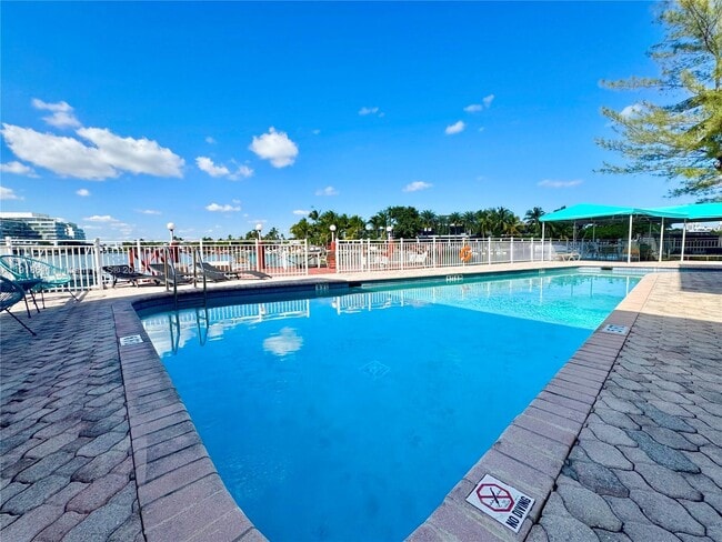 Foto del edificio - 4740 Pine Tree Dr