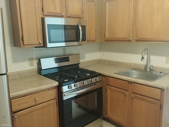 Building Photo - 1 br, 1 bath  - 2501 S 44th St Apt 1
