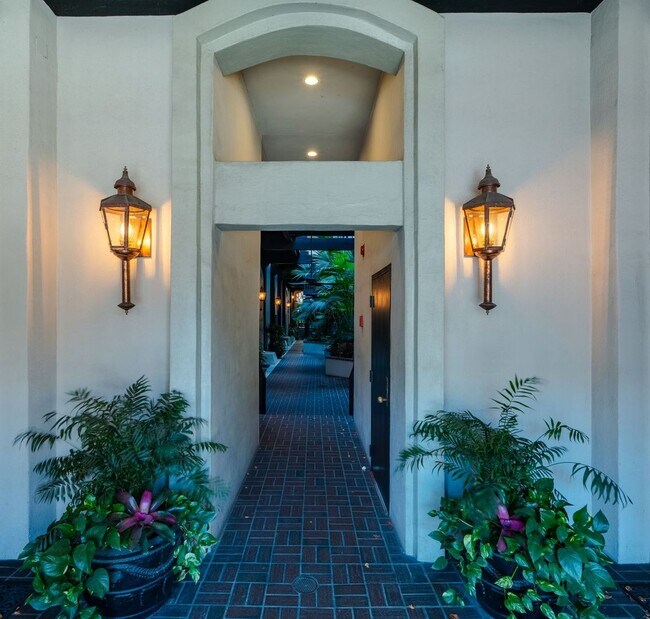 Building Photo - Stylish City Living in Historic Charleston