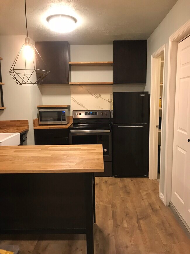 Building Photo - 761 W 600 S