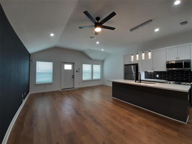 Building Photo - 4530 Mayflower St
