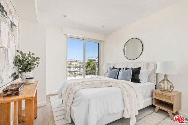 Building Photo - 1463 1/2 S Beverly Dr