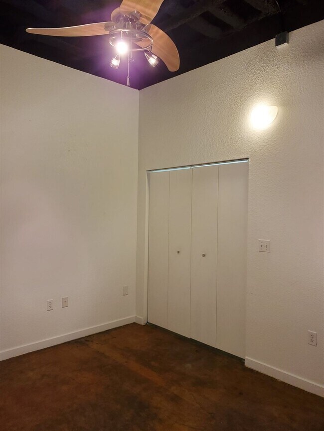 Foto del edificio - 420 N Adams St
