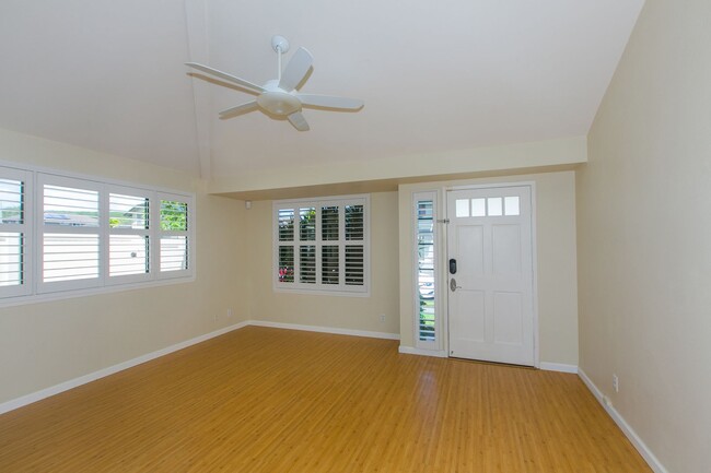 Building Photo - BACK ON MARKET**Single level spacious home...