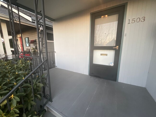 Foto del edificio - Beautiful 2 Bedroom Home on Grand Ave in E...