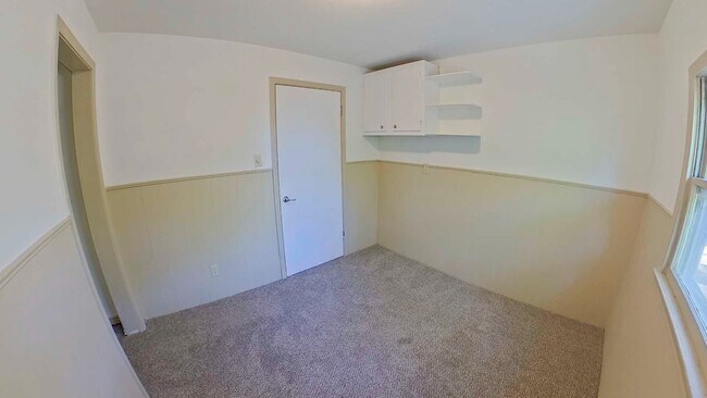 Building Photo - 3D Tour Available - Updated Flooring + Bon...