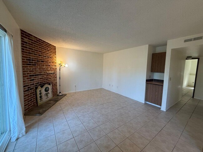 Building Photo - 2 Bedroom 2 Bathroom Sits Right on the Sho...