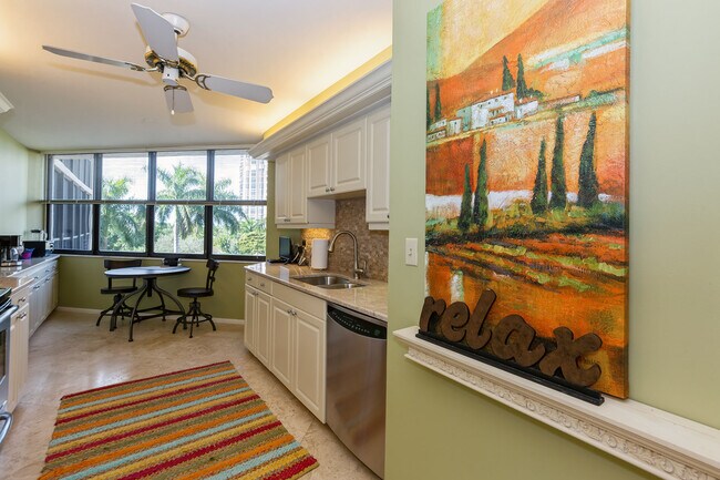 Foto del edificio - 6000 Pelican Bay Blvd