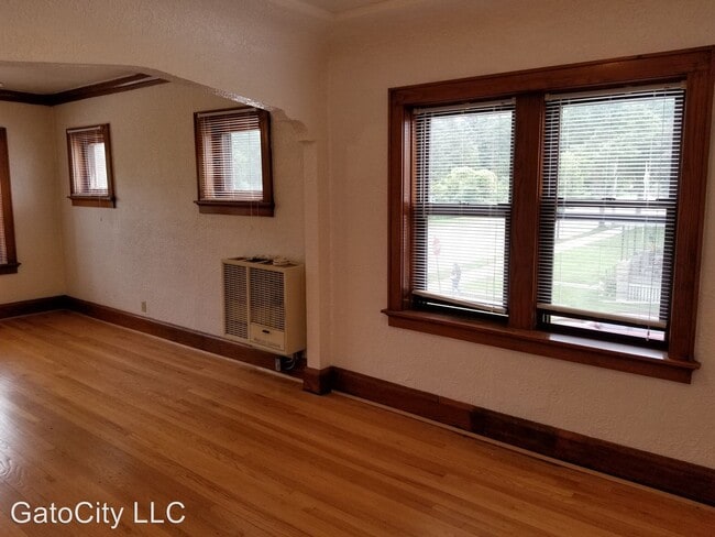Building Photo - 5231 S Lake Dr