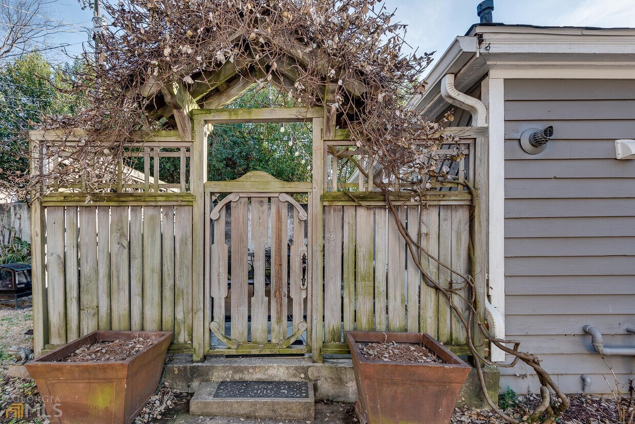 Primary Photo - 1143 St Charles Pl NE