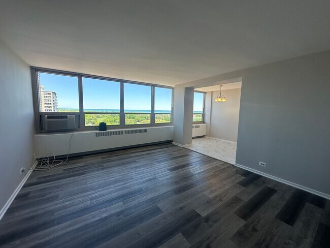 Photo - 3 Bed 1.5 Bath in Lakeview! Apartment