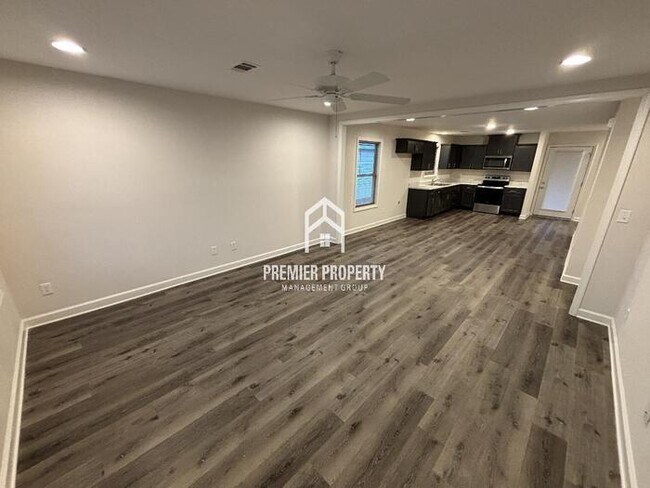 Foto del edificio - 7231 60th Ave - Available Now!