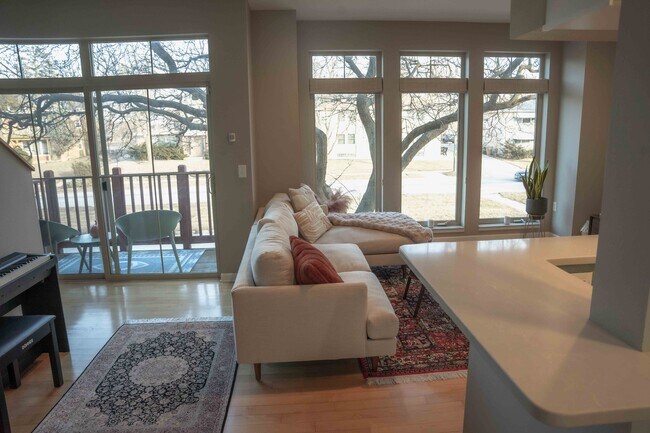 Sala de estar - 604 N Midvale Blvd