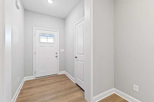 Building Photo - Bright & Spacious 3BR Home w/ 3-Car Garage...