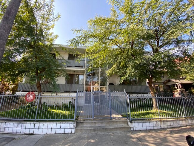 Well maintained building in Franklin Village Area - 1837 N Wilton Pl