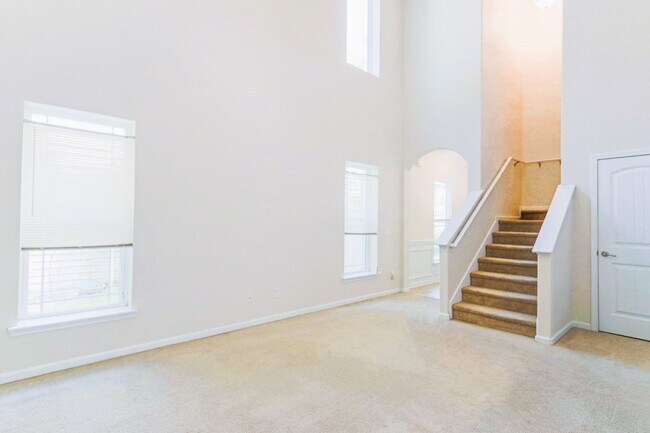 Foto del edificio - Coming Available!