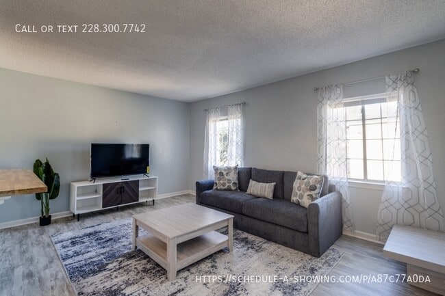 Foto del edificio - 245 Mc Donnell Ave