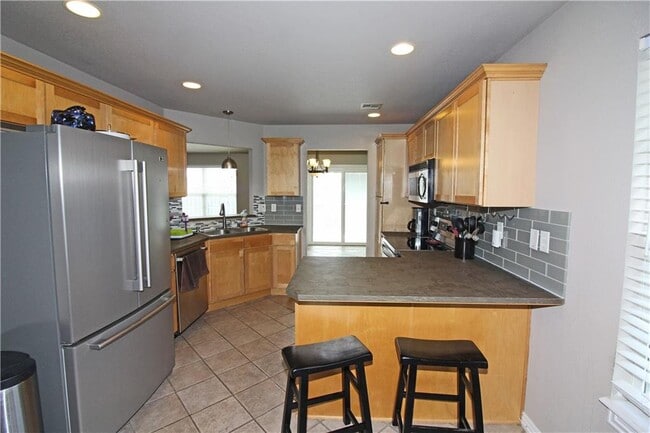 Building Photo - 3803 SW Surrey Ave