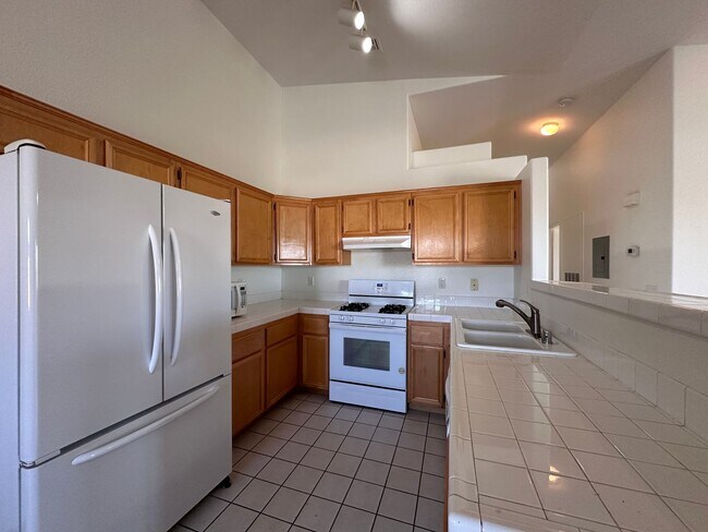 Building Photo - Great 2 bed condo in gated community!