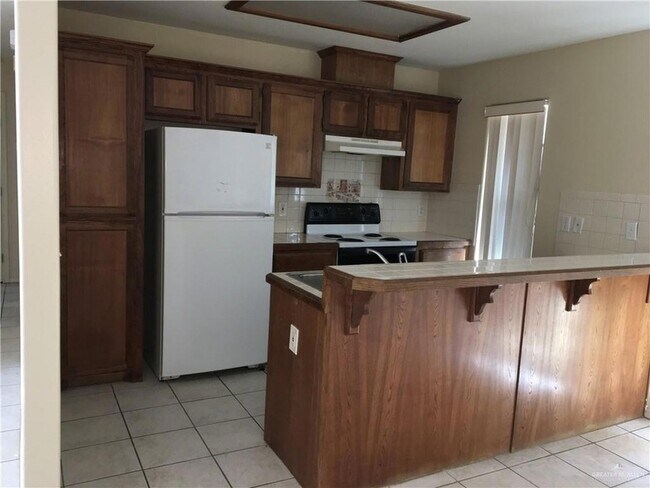 Building Photo - 2002 Angus St