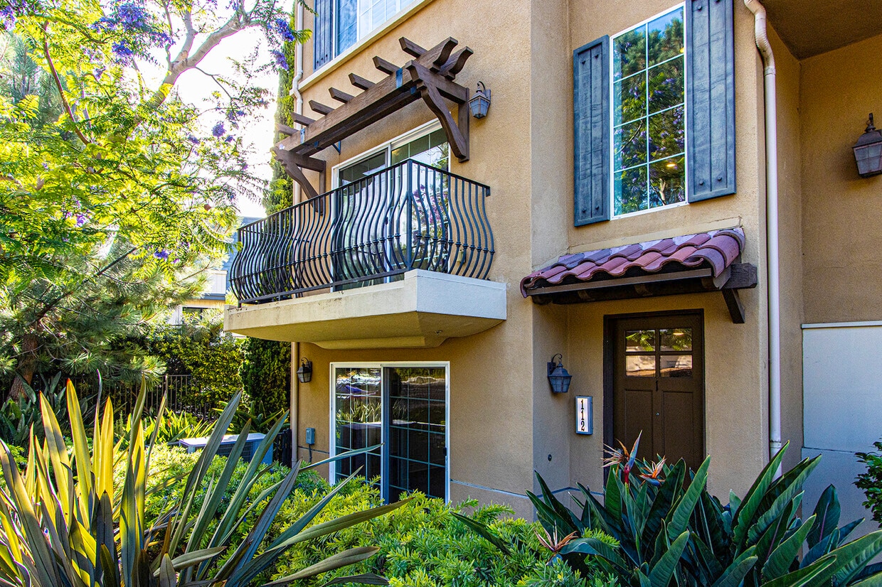 Primary Photo - 2400 Torrey Pines Rd