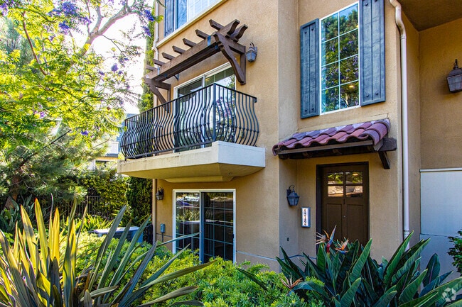 Building Photo - 2400 Torrey Pines Rd