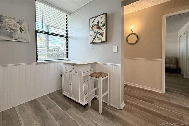 Foto del edificio - 1950 SW Palm City Rd