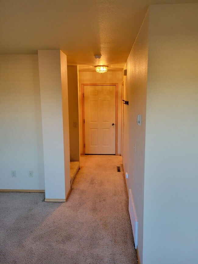 Foto del edificio - 3 Bedroom, 2.5 Bathroom Townhouse: Month- Month Lease