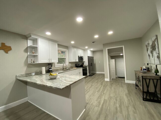 Building Photo - 6425 Sedgefield Dr