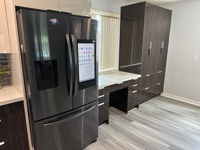 Escritorio de trabajo contiguo a la cocina. - 8930 SW 149th Ter