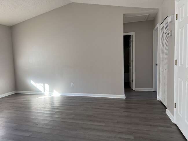 Building Photo - 2467 Stratford Lake Rd