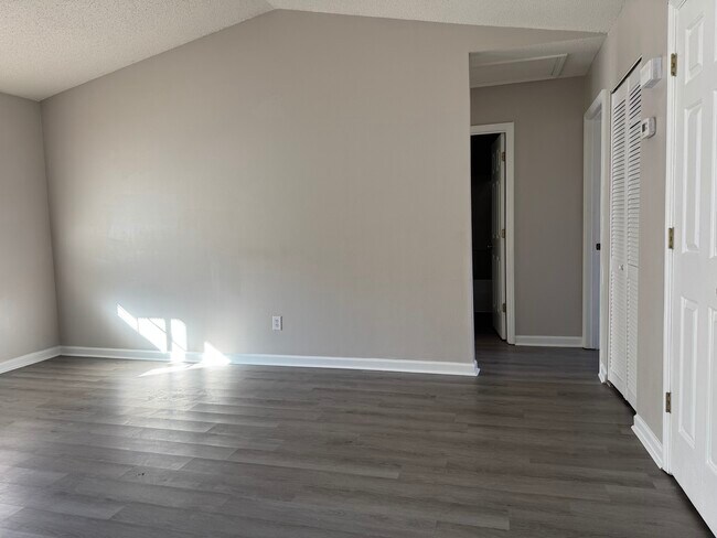 Foto del edificio - 2467 Stratford Lake Rd