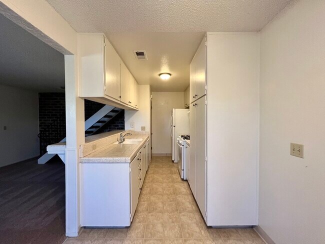 Foto del edificio - 2 Bed/1 Bath Foothill Farms Condo with Private Patio