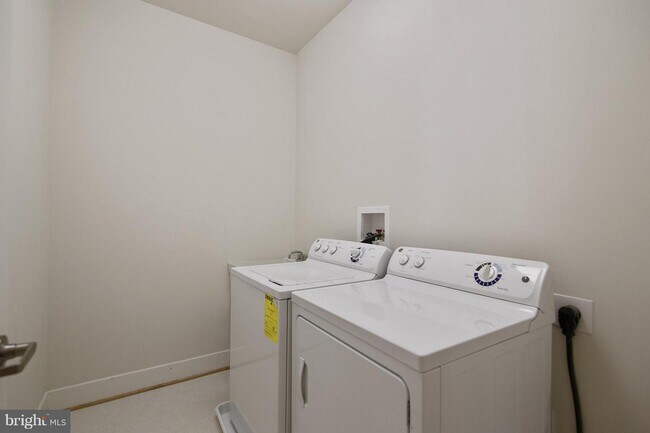 Foto del edificio - 9607 Milestone Way