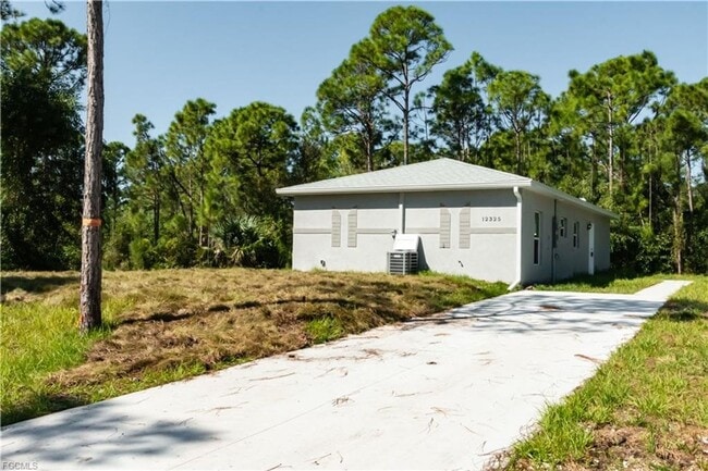 Building Photo - AVAILABLE NOW-TROPIC ACRES-THREE BEDROOM T...