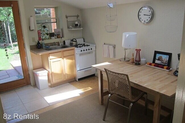 Foto del edificio - Charming Studio Furnished Unit - Cozy 400 Sq Ft Home with Full Bath!"