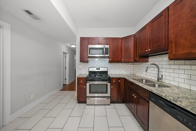 Building Photo - 1054 N Ashland Ave