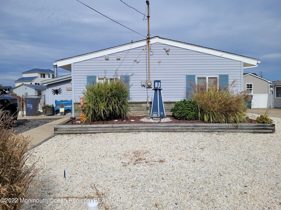 Primary Photo - 103 E Boat Dr
